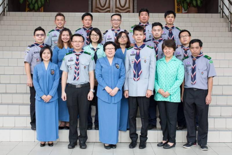 巴生光华独中男女童军五团30周年晚宴筹委会顾问吴劲辉(前排右三)率领校长佘琼凤(右四)及众筹委会成员,呼吁历届校友童军踊跃出席晚宴,一起见证该团创团30周年的历史性时刻。