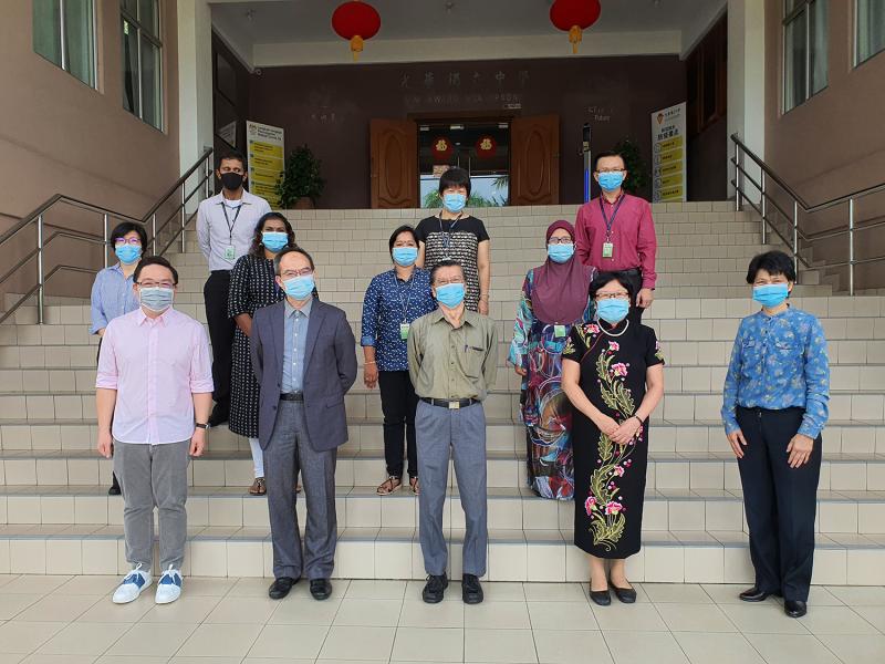 本校接待前来交流英语课程教学的贵宾。前排左起为：剑桥英语考试中心GPEX Central董事总经理赵崇豪、剑桥大学考评部马来西亚区总监哈米迪哈林、教育观察员兼资深英文教授林和平博士、本校校长佘琼凤和董总教育研究员石清然。